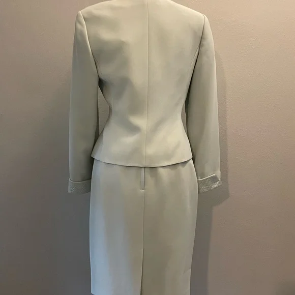 Two piece skirted summer Kasper Suit size 6. Mint green in color. - Picture 4 of 9